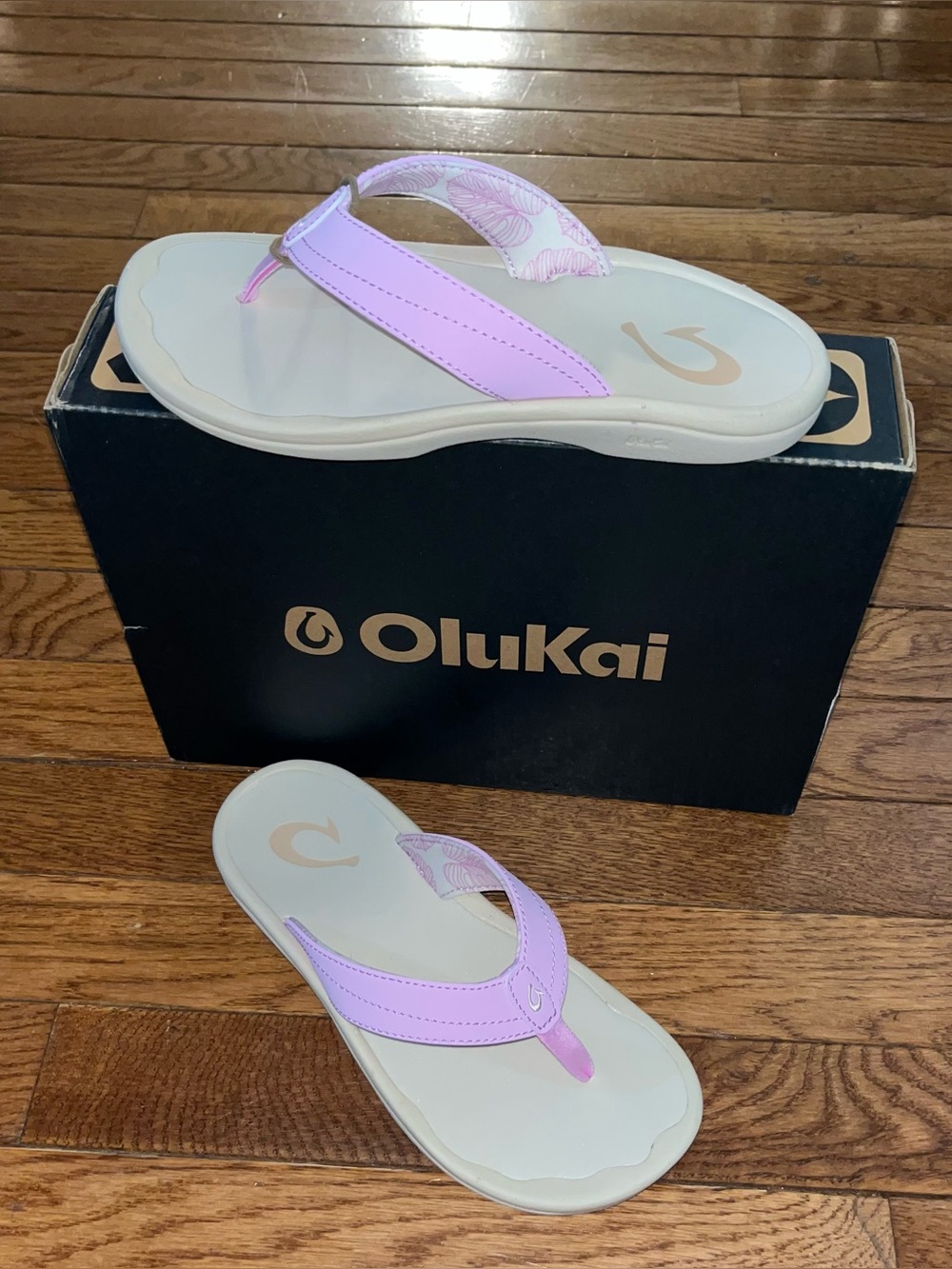 OluKai Women's Pink and White Thong Sandals